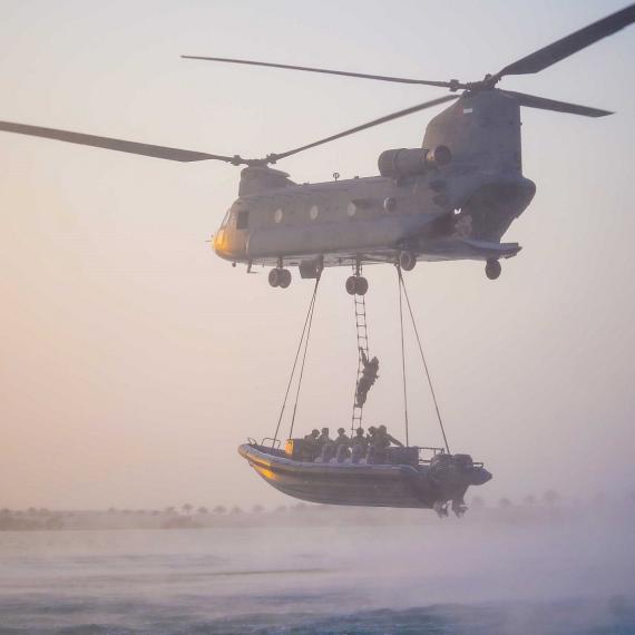 헬기 이용 고속정 침투 훈련 중인 UDT SEAL