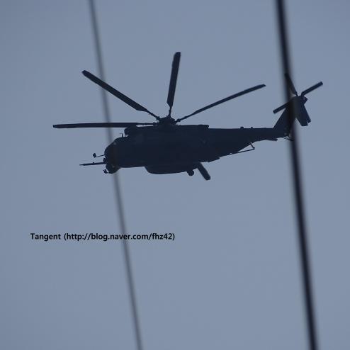 집 밖에 유유히 떠댕기면서 굉음을 내고 있는 거대한 헬기!!