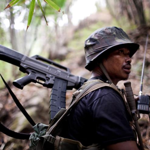 USAS12 자동 산탄총을 쓰는 미얀마 카렌 민족 해방군 대원
