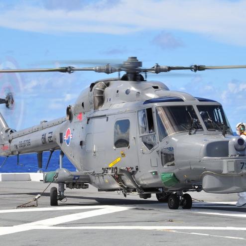해군 헬기, 일본 헬기항모에 처음으로 내려앉았다